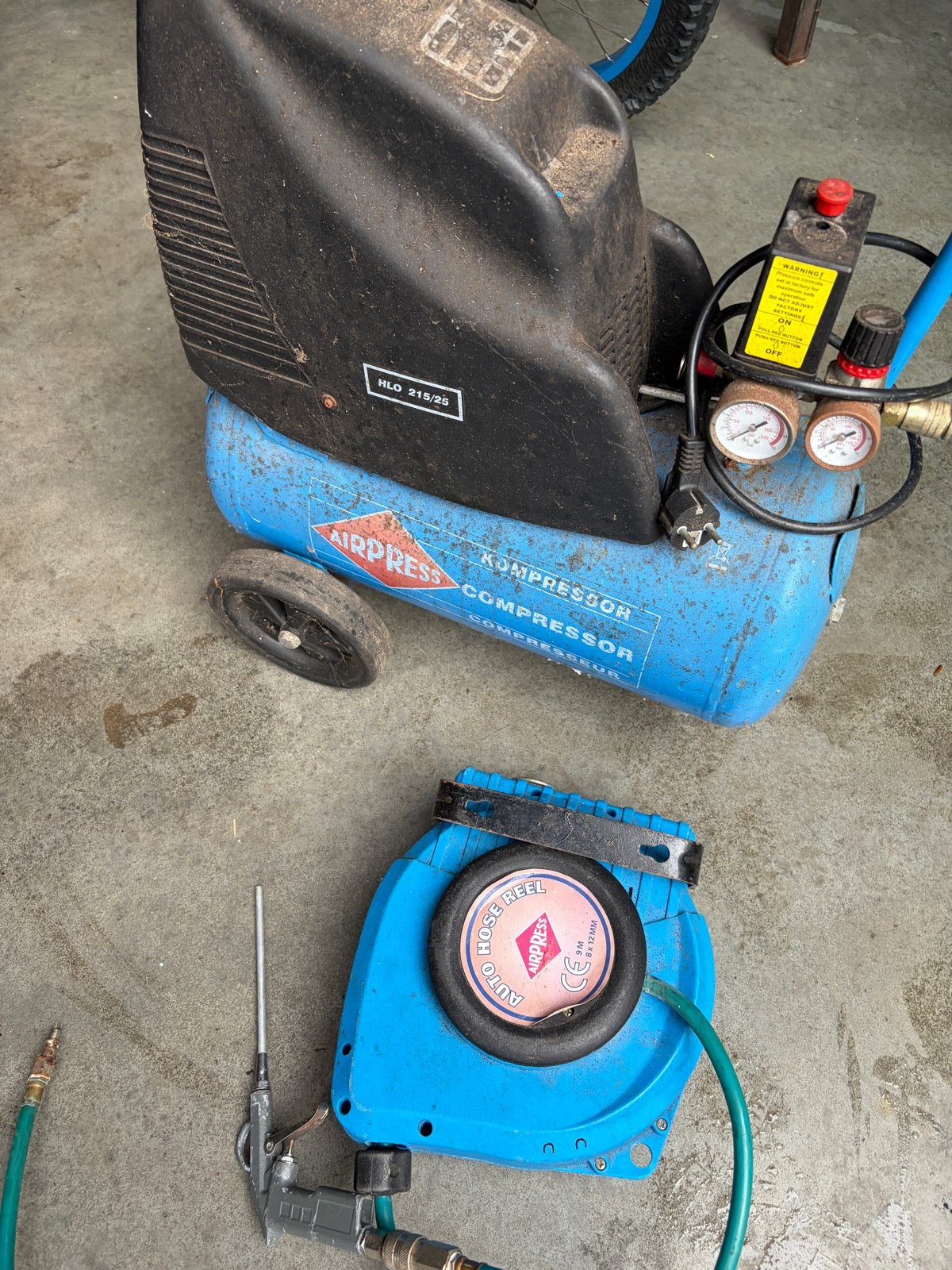 Compressor met slanghaspel, Ophalen, Gebruikt, 6 tot 10 bar, Minder dan 200 liter/min