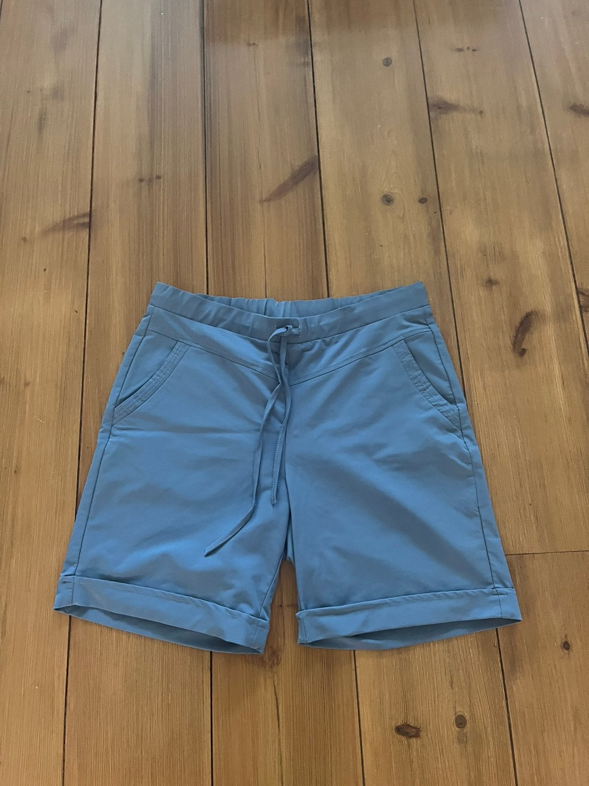Fijne lichtblauwe travelstof bermuda Dreamstar, L, Kort, Maat 42/44 (L), Zo goed als nieuw, Verzenden