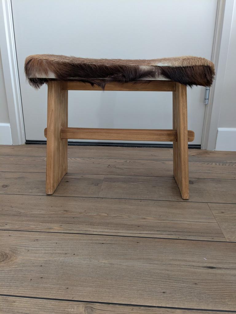 Houten kruk met geiten vacht bekleding, Ophalen of Verzenden, Gebruikt, Hout