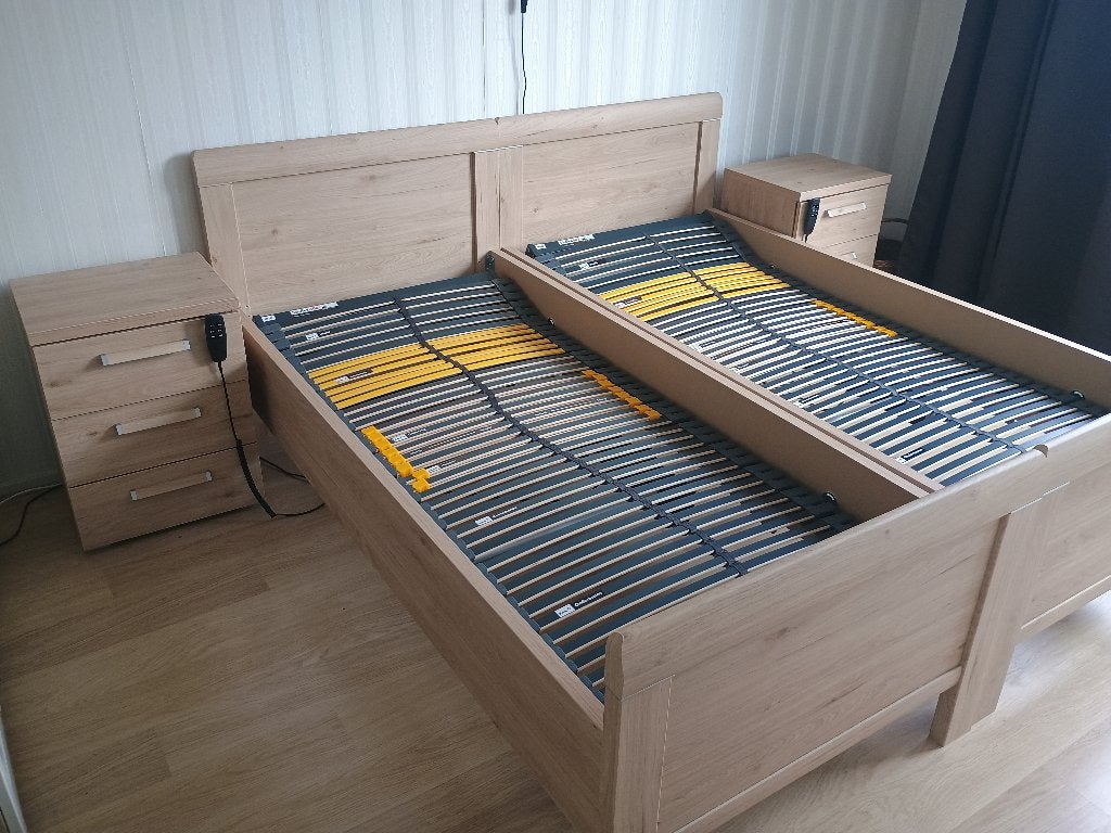 2x eenpersoonsbed, elektrische lattenbodem, nachtkastjes, Huis en Inrichting, Slaapkamer | Bedden, Ophalen, Verstelbaar, 90 cm