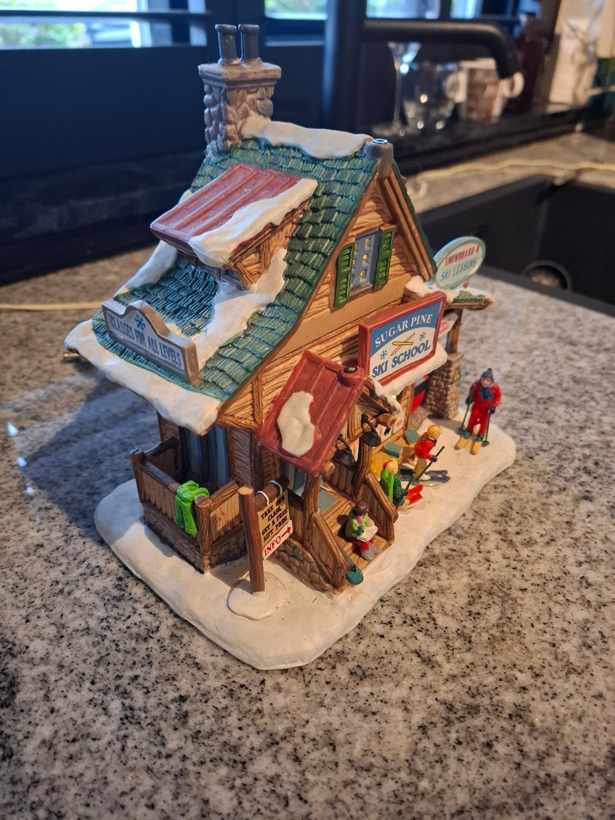 Lemax Sugar Pine Ski School, Ophalen, Zo goed als nieuw