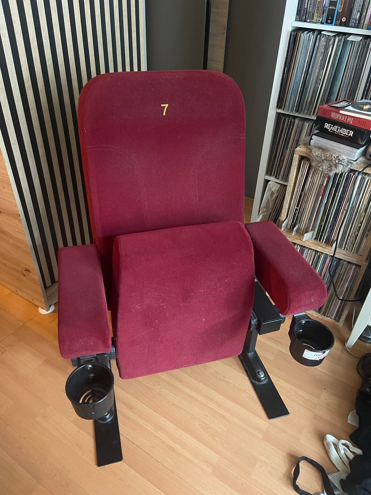 Vintage bioscoopstoel - Rood met bekerhouders, Huis en Inrichting, Stoelen, Gebruikt, Ophalen of Verzenden, Rood, Eén
