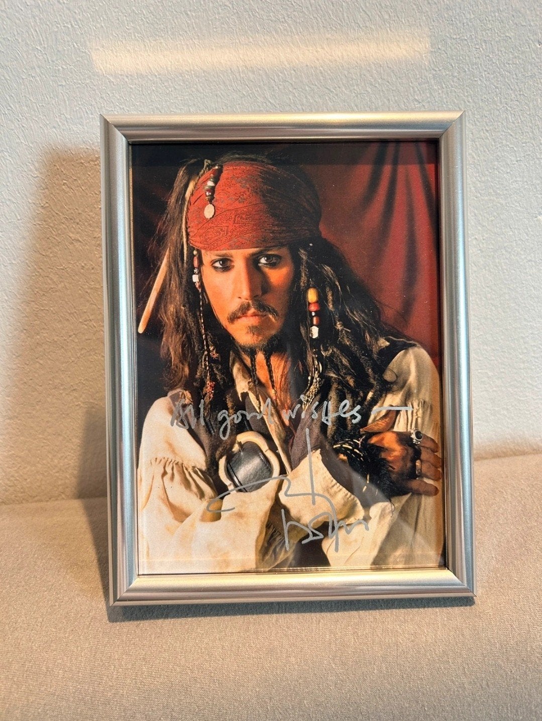 Johnny Depp als Captain Jack Sparrow gesigneerde foto, Verzamelen, 1980 tot heden, Foto, Ophalen of Verzenden, Zo goed als nieuw