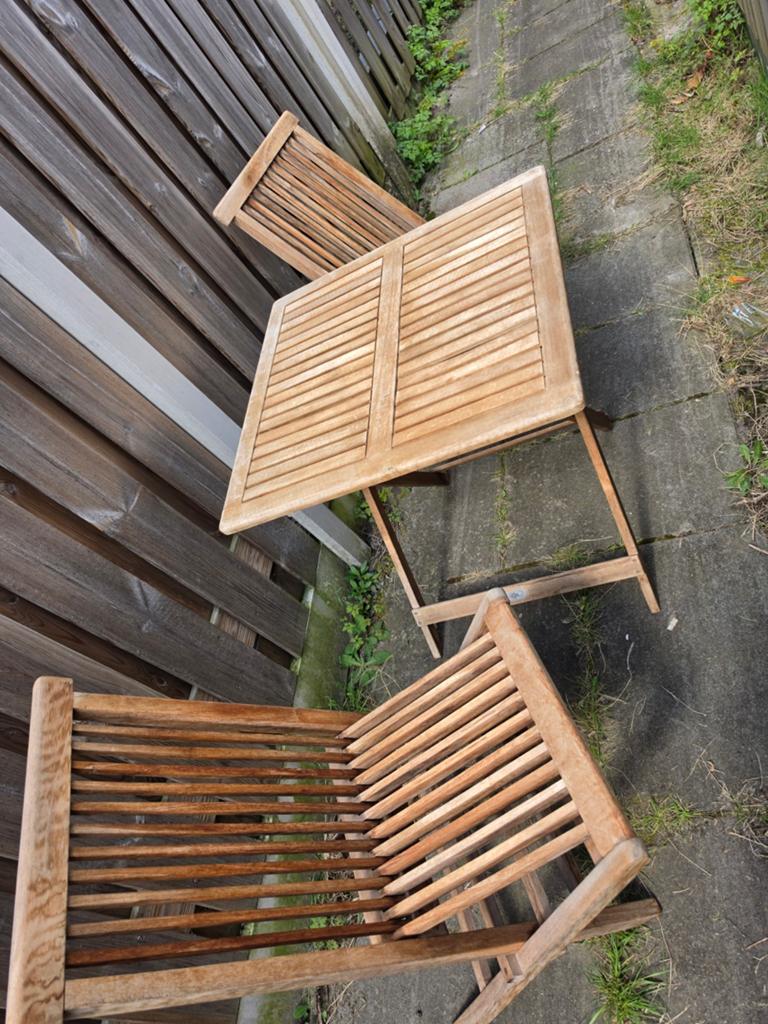Te koop een mooie houten bistro setje, Gebruikt, Bijzettafel, Tuinset, Hout