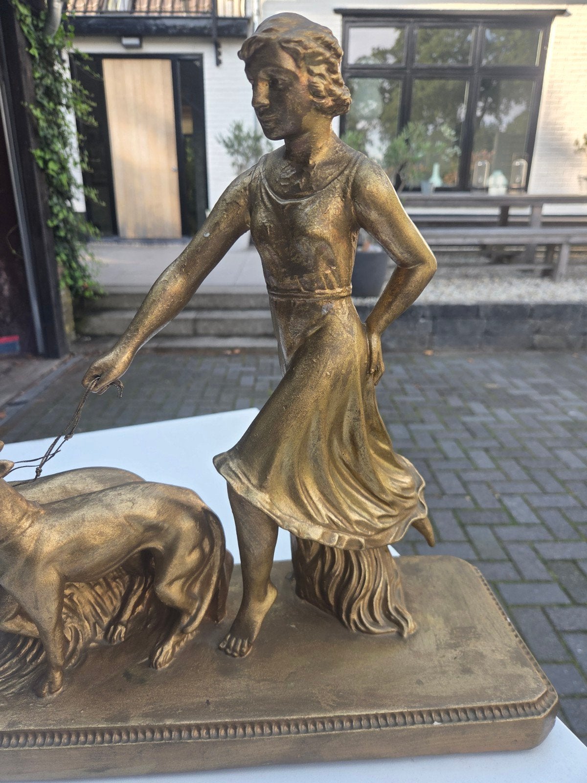Art Deco beeld vrouw met windhonden, gesigneerd Giunta, Antiek en Kunst, Ophalen, Art deco, 20 - 50 cm, Beeld