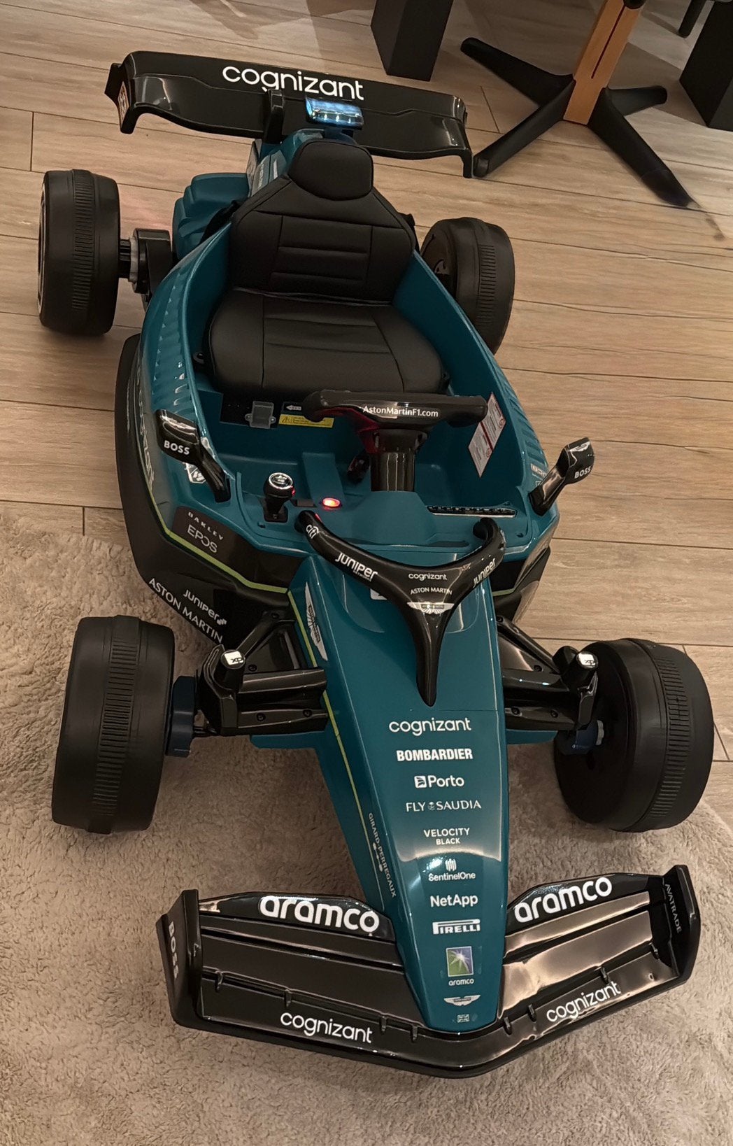 Aston Martin Formule 1 Kinderauto 24V, Ophalen, Gebruikt, Afstandsbediening