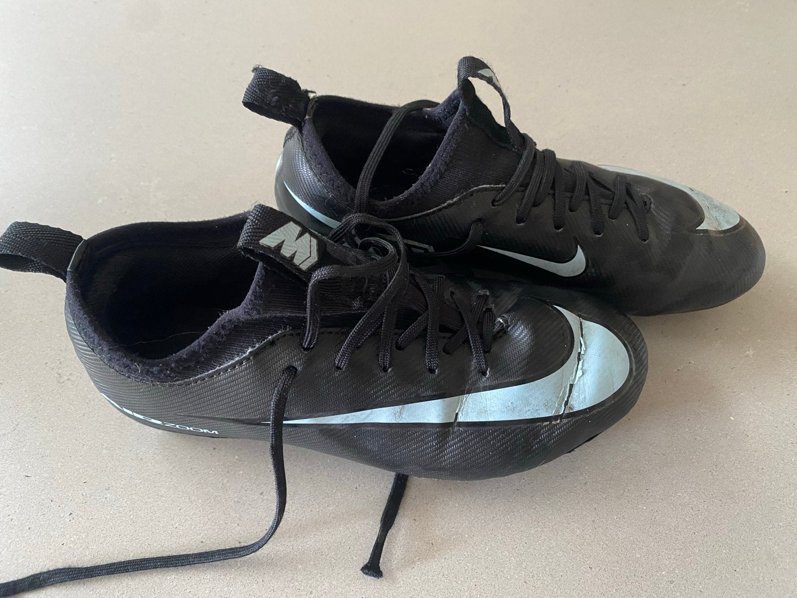 Gebruikte voetbalschoenen met slijtage aan noppen, Maat XS of kleiner, Ophalen of Verzenden, Gebruikt, Schoenen
