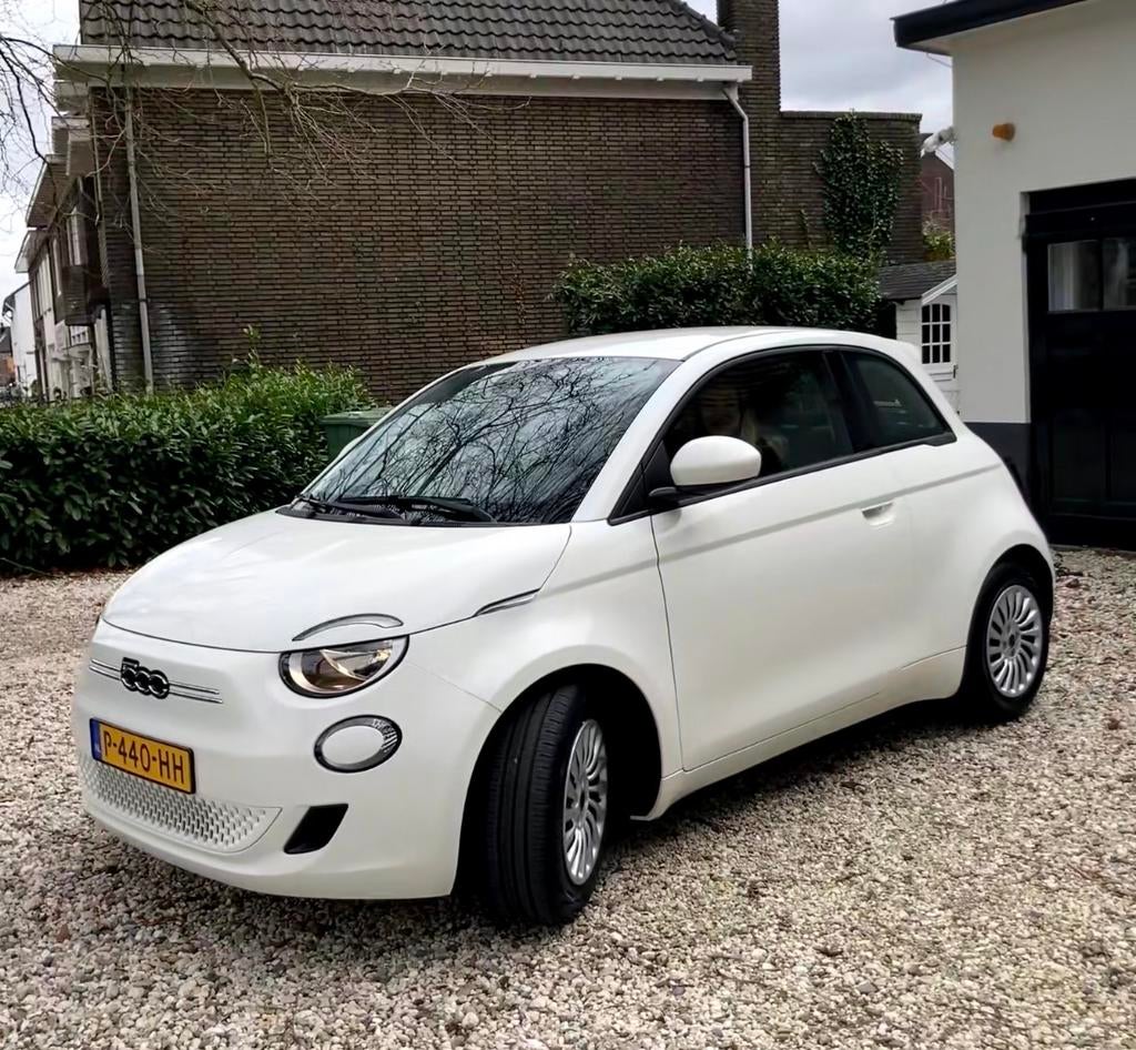 Fiat 500E electric slechts 17.000km, Auto's, Fiat, Zwart, 43 €/maand, Wit, Origineel Nederlands