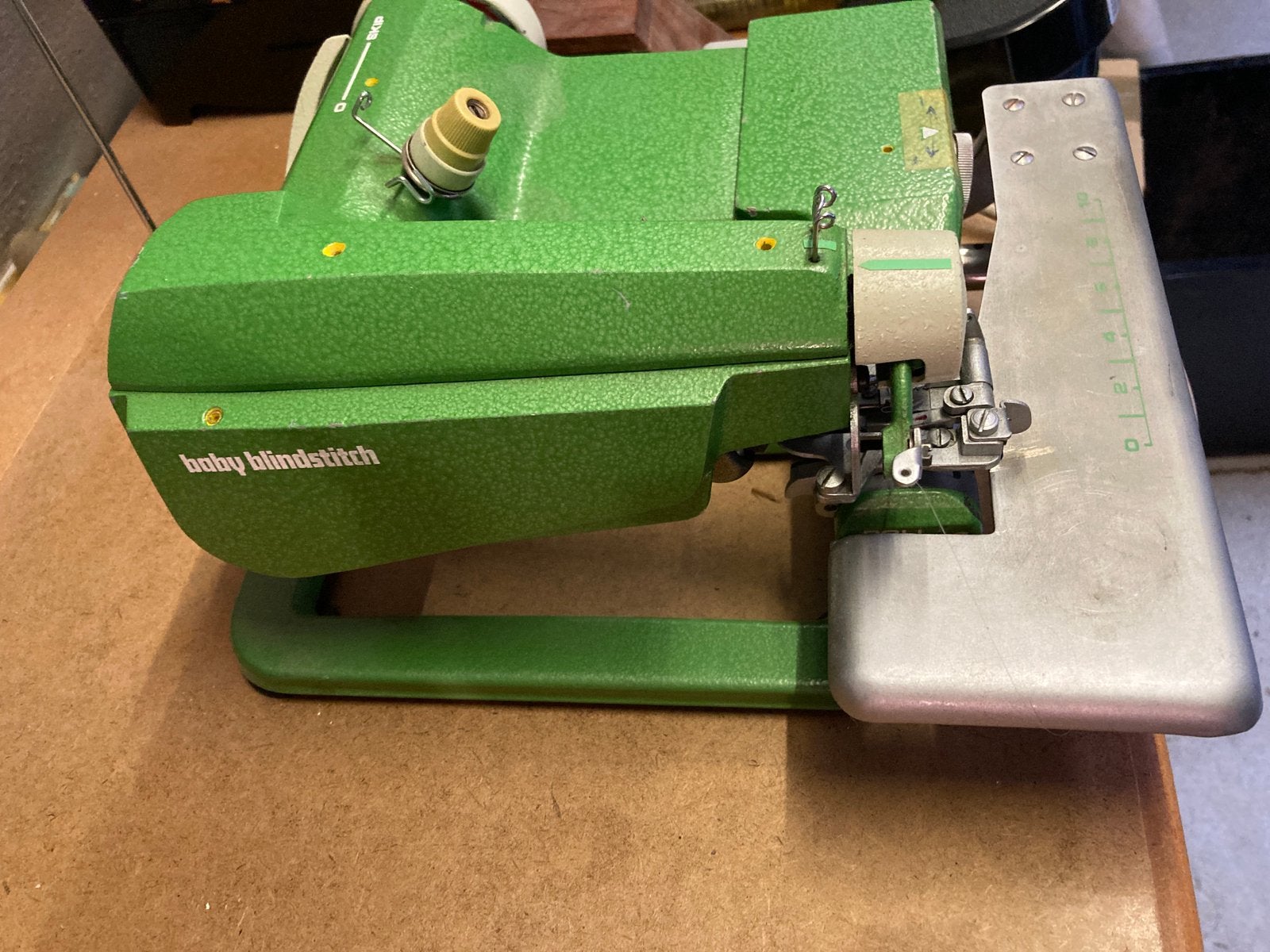 Blindsteek naaimachine 220 Volt, Hobby en Vrije tijd, Naaimachines en Toebehoren, Ophalen of Verzenden, Zo goed als nieuw, Naaimachine