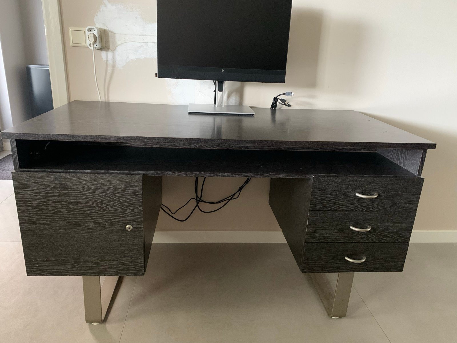 Bureau 135x65 cm - Dubbelzijdig Bruikbaar, Ophalen, Opbergruimte, Gebruikt, Hout
