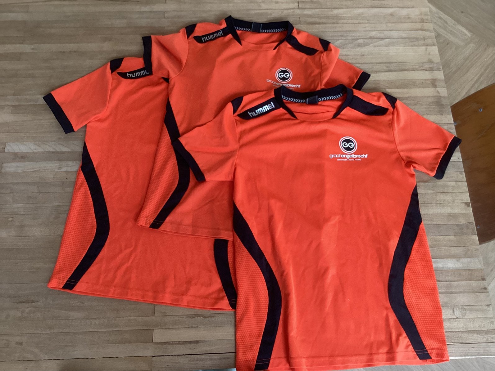 3 Hummel sportshirts Graaf Engelbrecht Breda (S en 164), Ophalen of Verzenden, Gebruikt, Maat 164