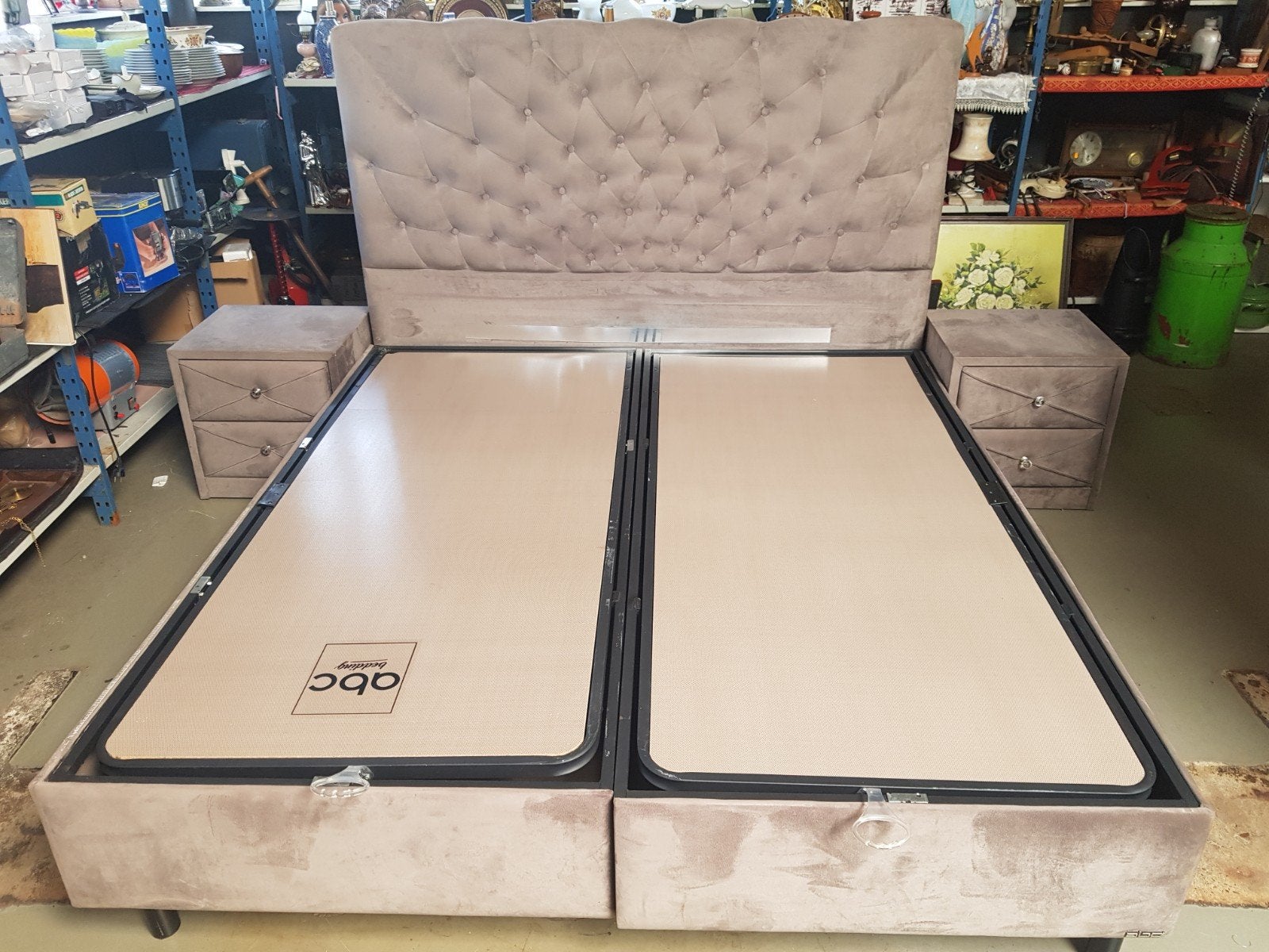 Luxe Tweepersoonsbed met Opbergruimte en Nachtkastjes, Beige, Tweepersoons, Zo goed als nieuw, 200 cm