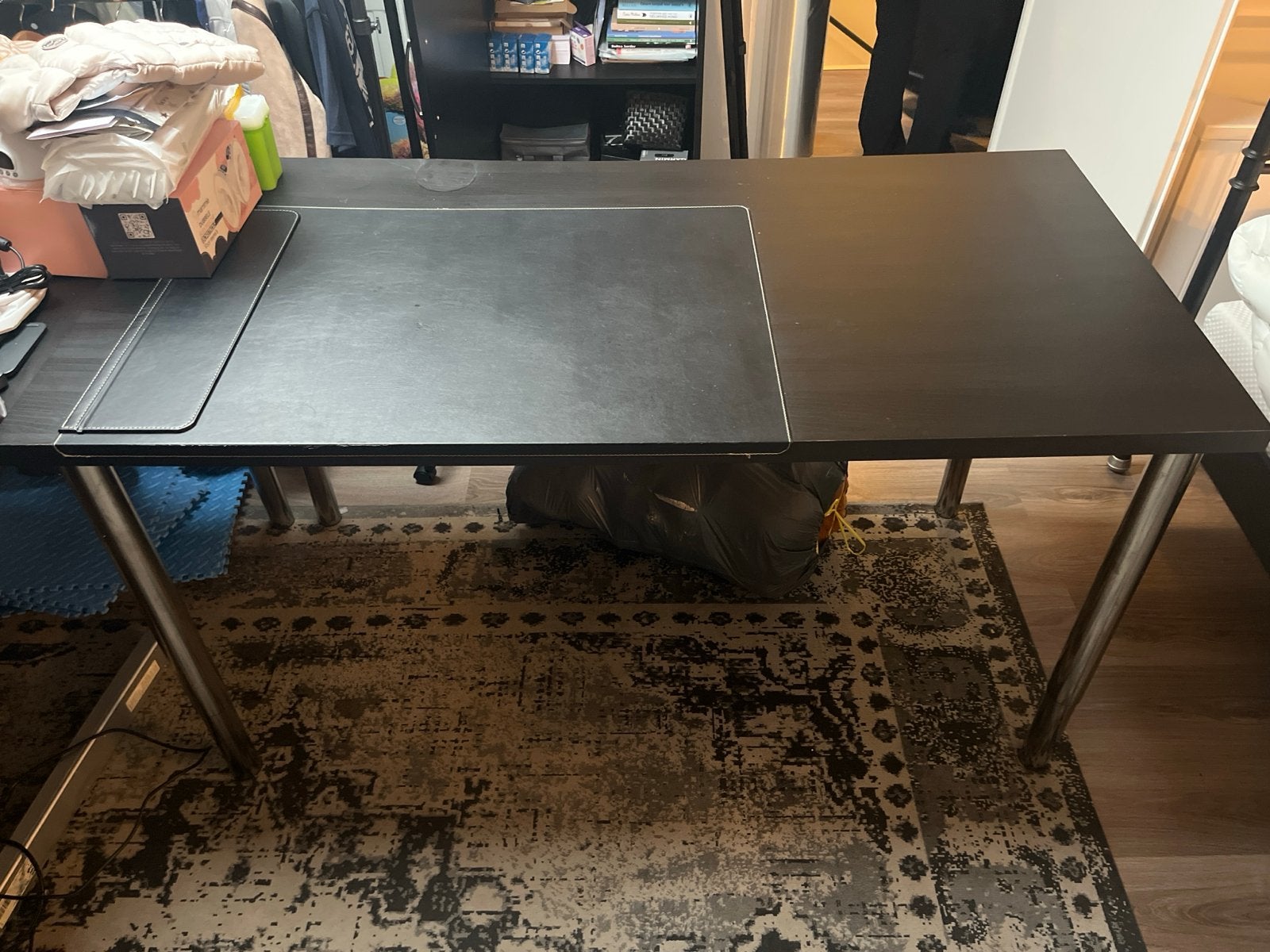 2x IKEA bureau - Donkerbruin met metalen poten 2x, Ophalen, Gebruikt, Spaanplaat of MDF, Bruin