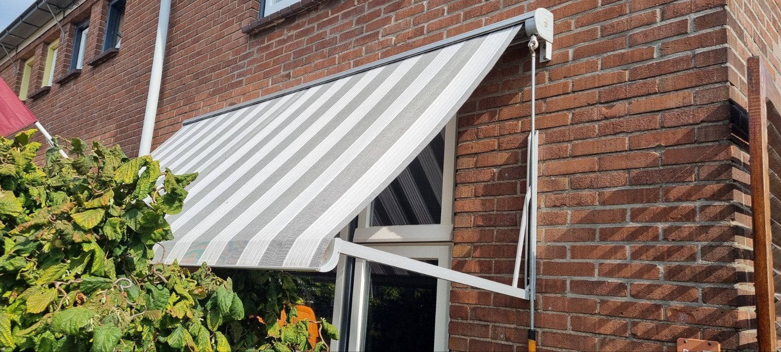Zonnescherm - Knikarmscherm - Grijs/Wit gestreept, Ophalen, Gebruikt, 250 cm tot 450 cm, Knikarmscherm