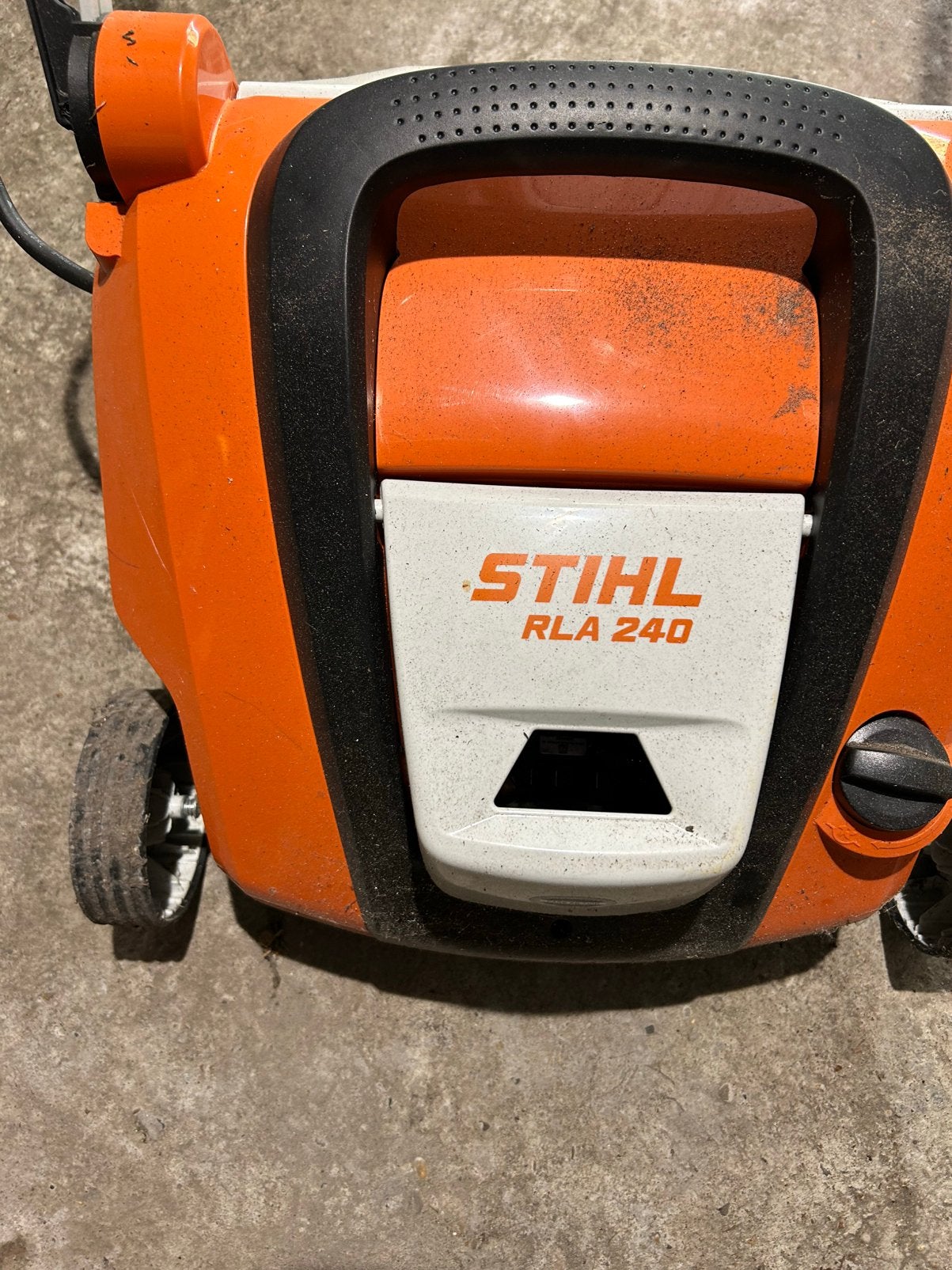 Stihl verticutemachine op accu, Ophalen, Zo goed als nieuw, 30 tot 50 cm, Accu