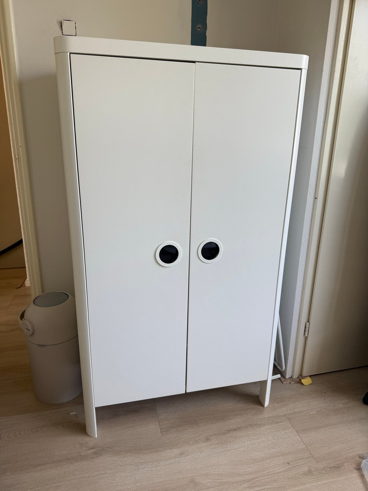 Witte kledingkast met hangruimte en planken, Ophalen, Overige materialen, Gebruikt, 100 tot 150 cm