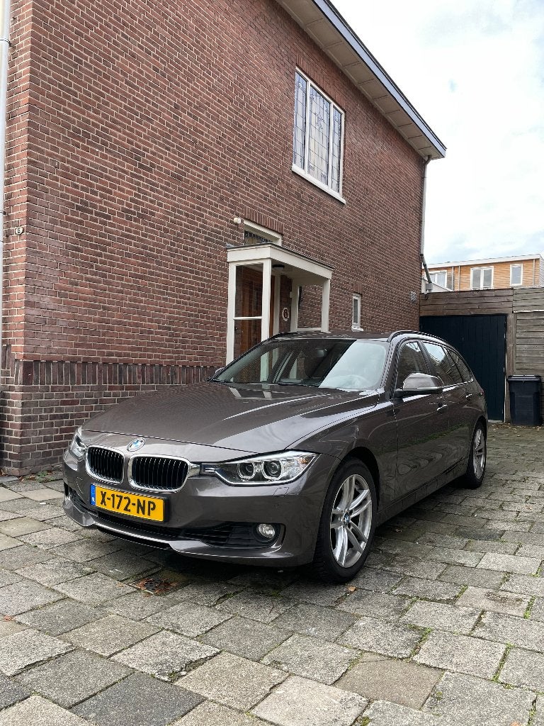 BMW 3-Serie 320i 184pk Aut 2015 Bruin, Auto's, Achterwielaandrijving, Zwart, Parkeerassistent, Leder