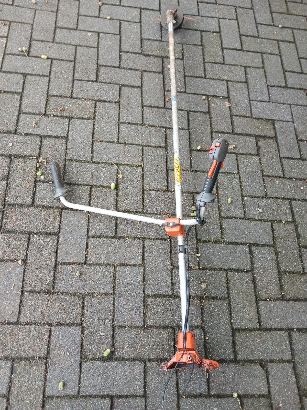 stuk van een husqvarna bosmaaier, Ophalen, Benzine