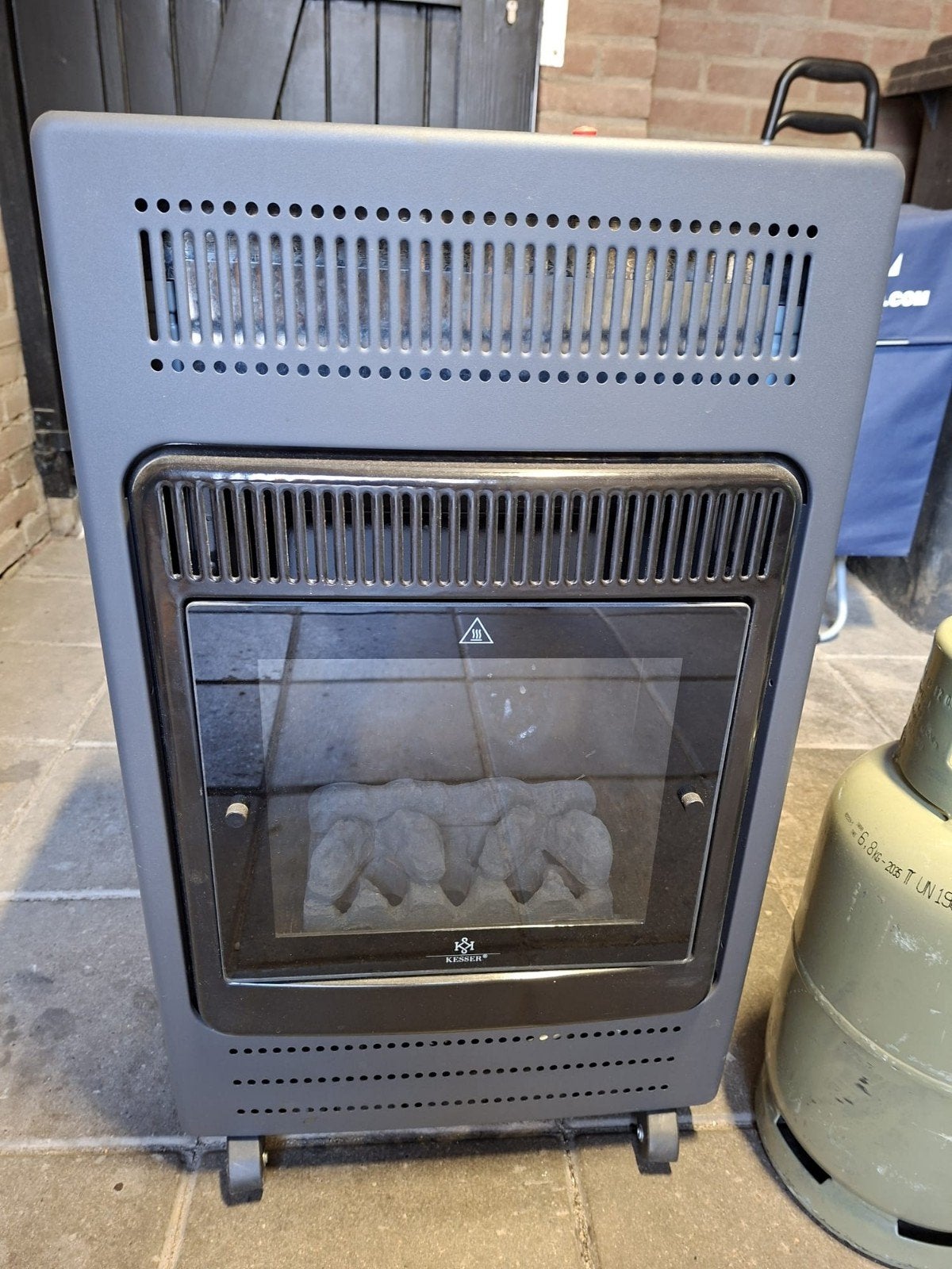 Kesser gaskachel met twee gasflessen, Ophalen, Gebruikt, Gas, Vrijstaand