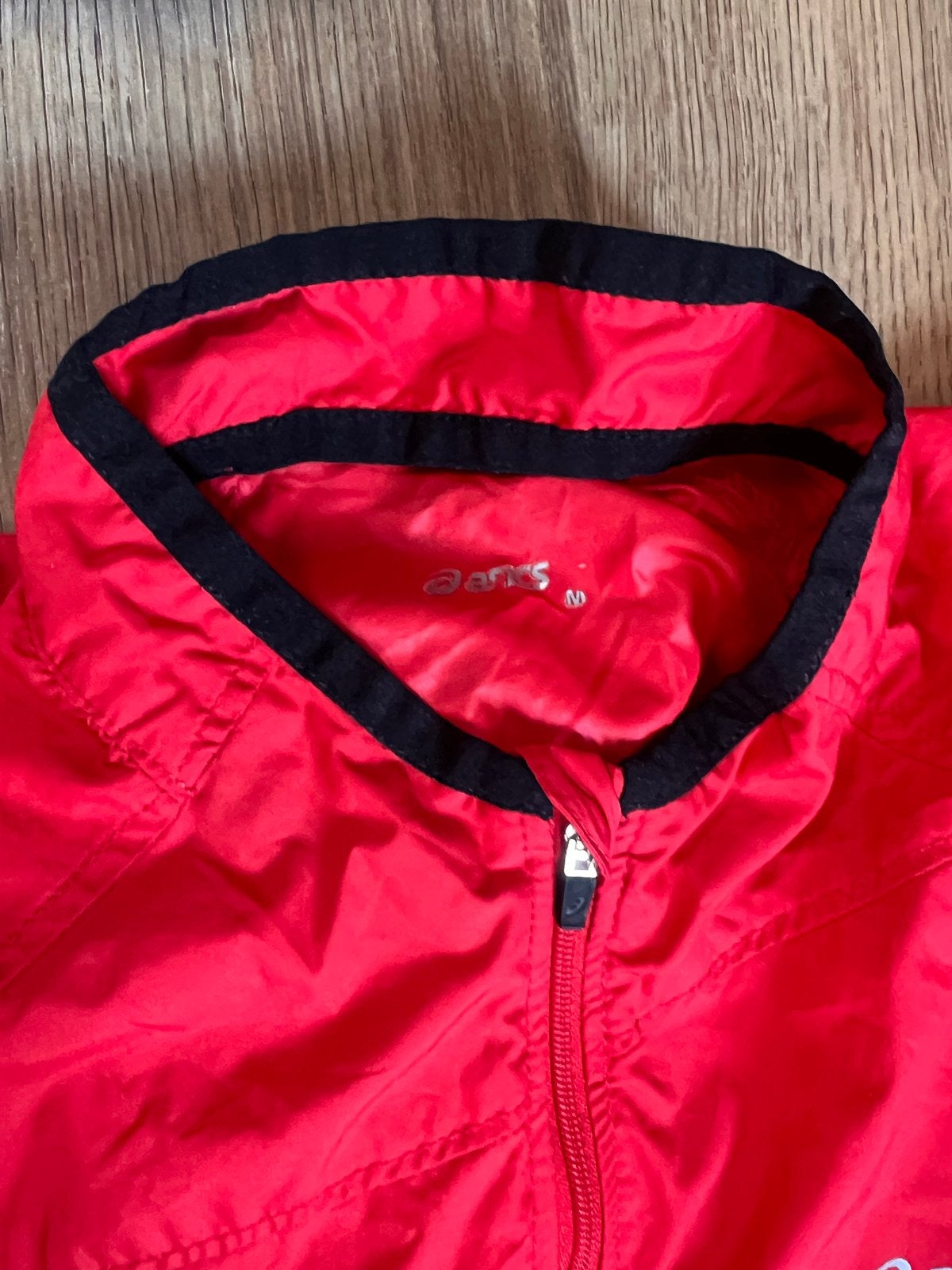 Dames Asics hardloopjacks (rood, oranje, blauw) - Maat M, Ophalen, Hardlopen of Fietsen, Gedragen, Meerkleurig