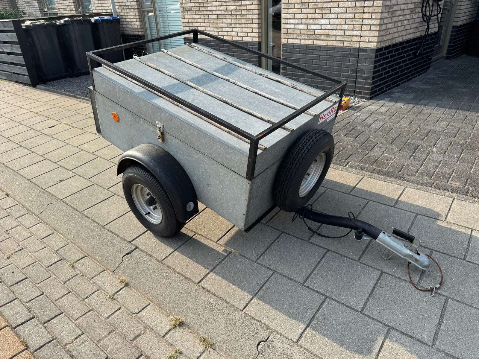 Compacte stalen aanhangwagen met deksel en imperiaal, Ophalen, Gebruikt