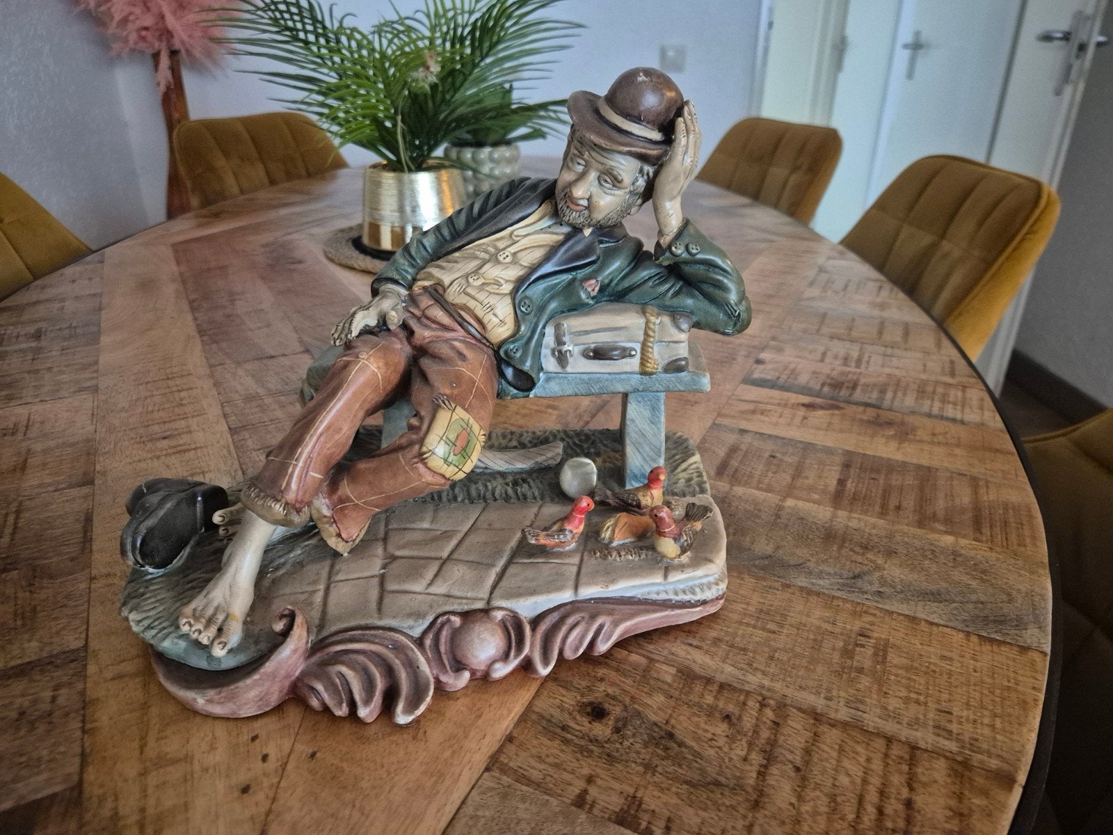 Decoratief beeld van zwerver met koffer en kippen, Verzamelen, Ophalen, Zo goed als nieuw, Mens