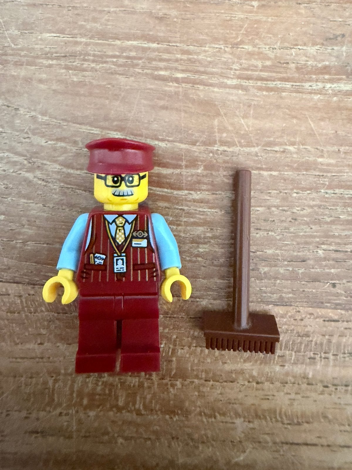 LEGO Hidden Side Chuck hs022 met bezem, Kinderen en Baby's, Speelgoed | Duplo en Lego, Ophalen of Verzenden, Zo goed als nieuw