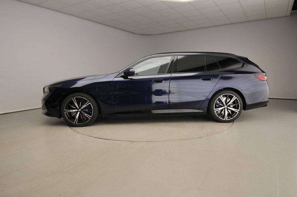 BMW 5 Serie Touring 550e xDrive M-Sportpakket Pro / Panorama, Auto's, BMW, Automaat, Gebruikt, Blauw, 135 min