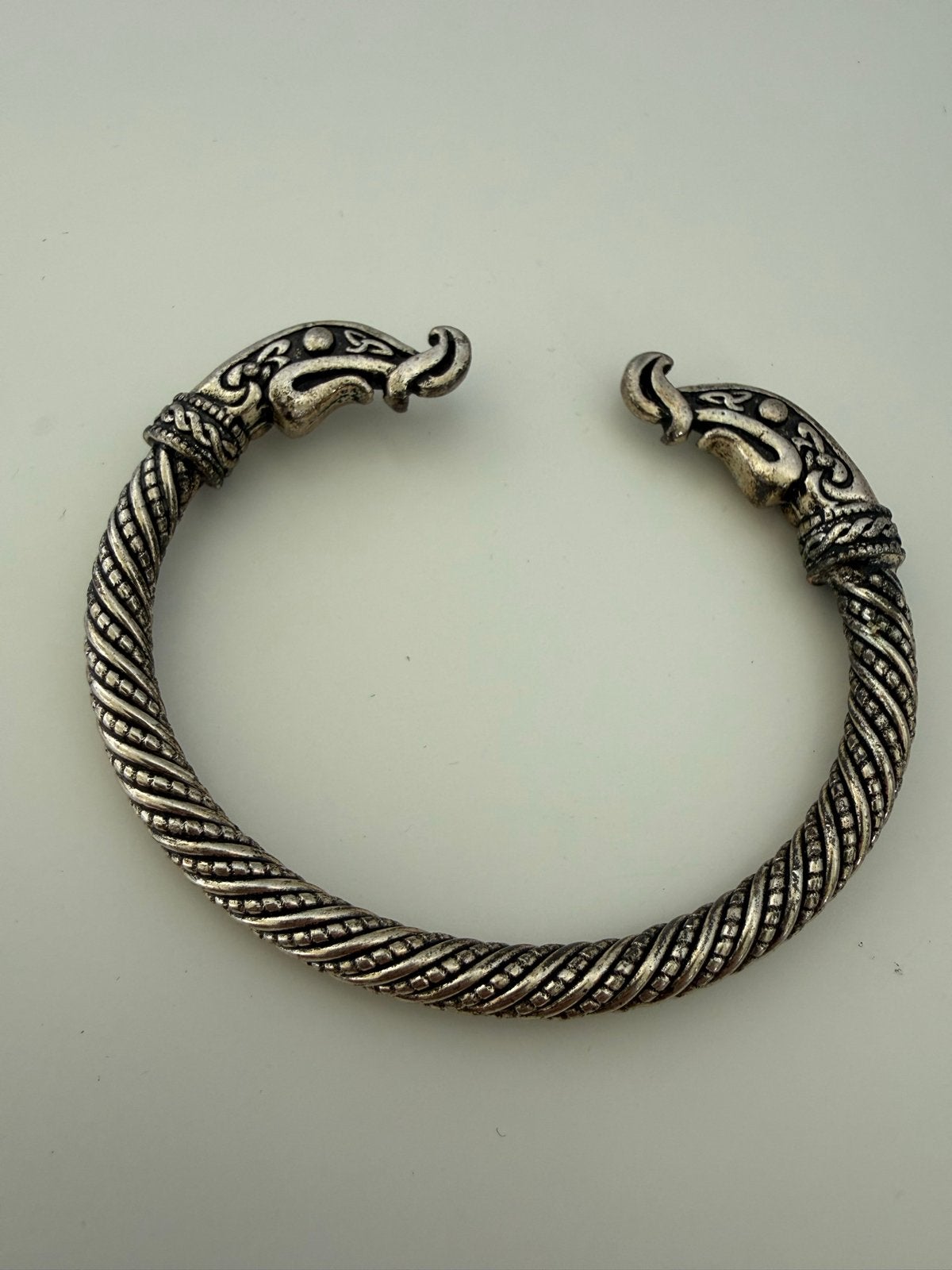 Zilverkleurige Viking Armband met Drakenkoppen, Ophalen of Verzenden, Zo goed als nieuw, Zilver, Overige materialen