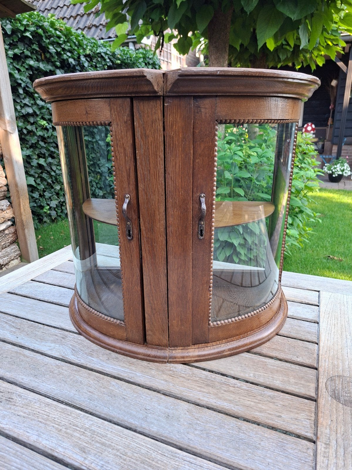 Oud kastje met ronde deuren en glas rondom, Ophalen