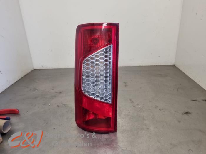 Achterlicht links van een Ford Transit Connect