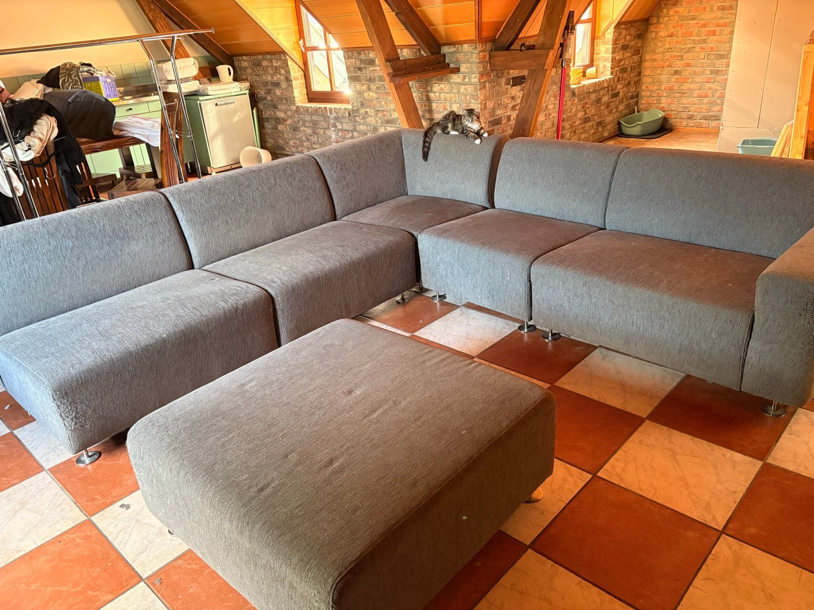 Grijze hoekbank met poef - Gebruikt, beschadigd, Ophalen, Gebruikt, Hoekbank, 300 cm of meer