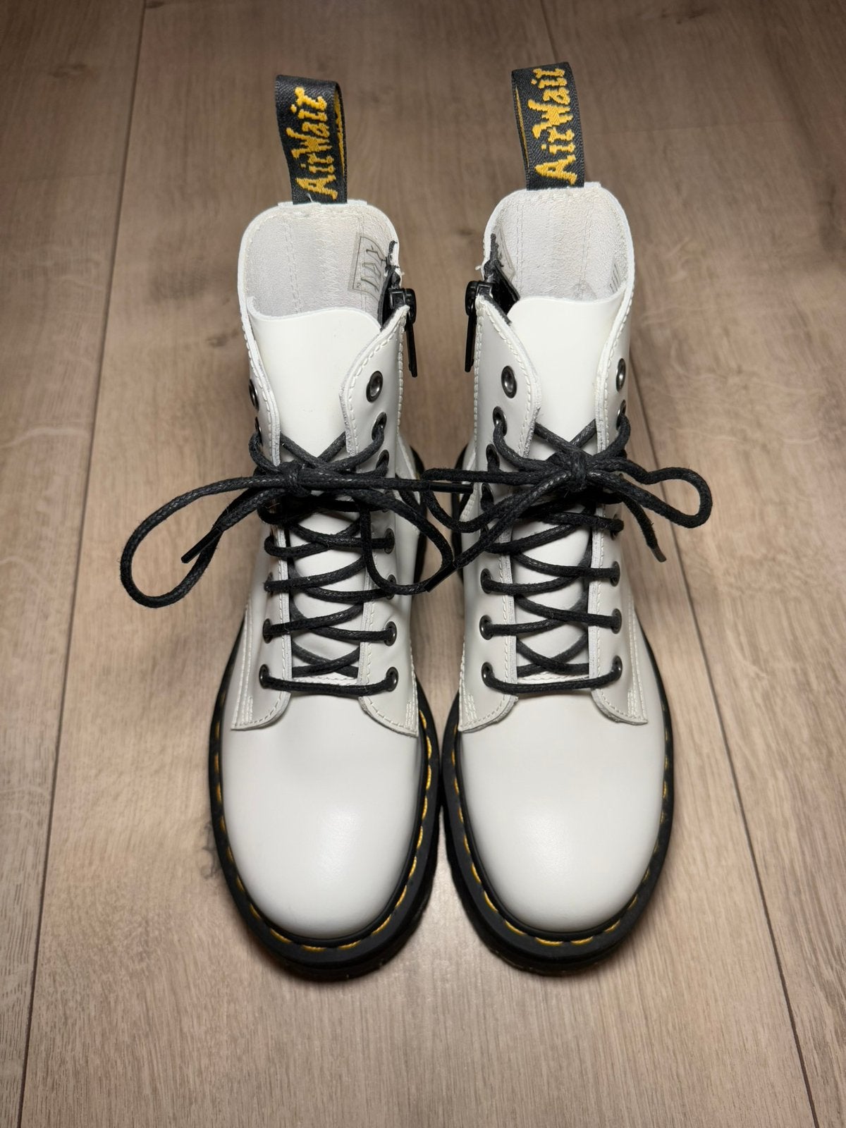 Dr Martens White Platforms, Ophalen, Zo goed als nieuw, Wit