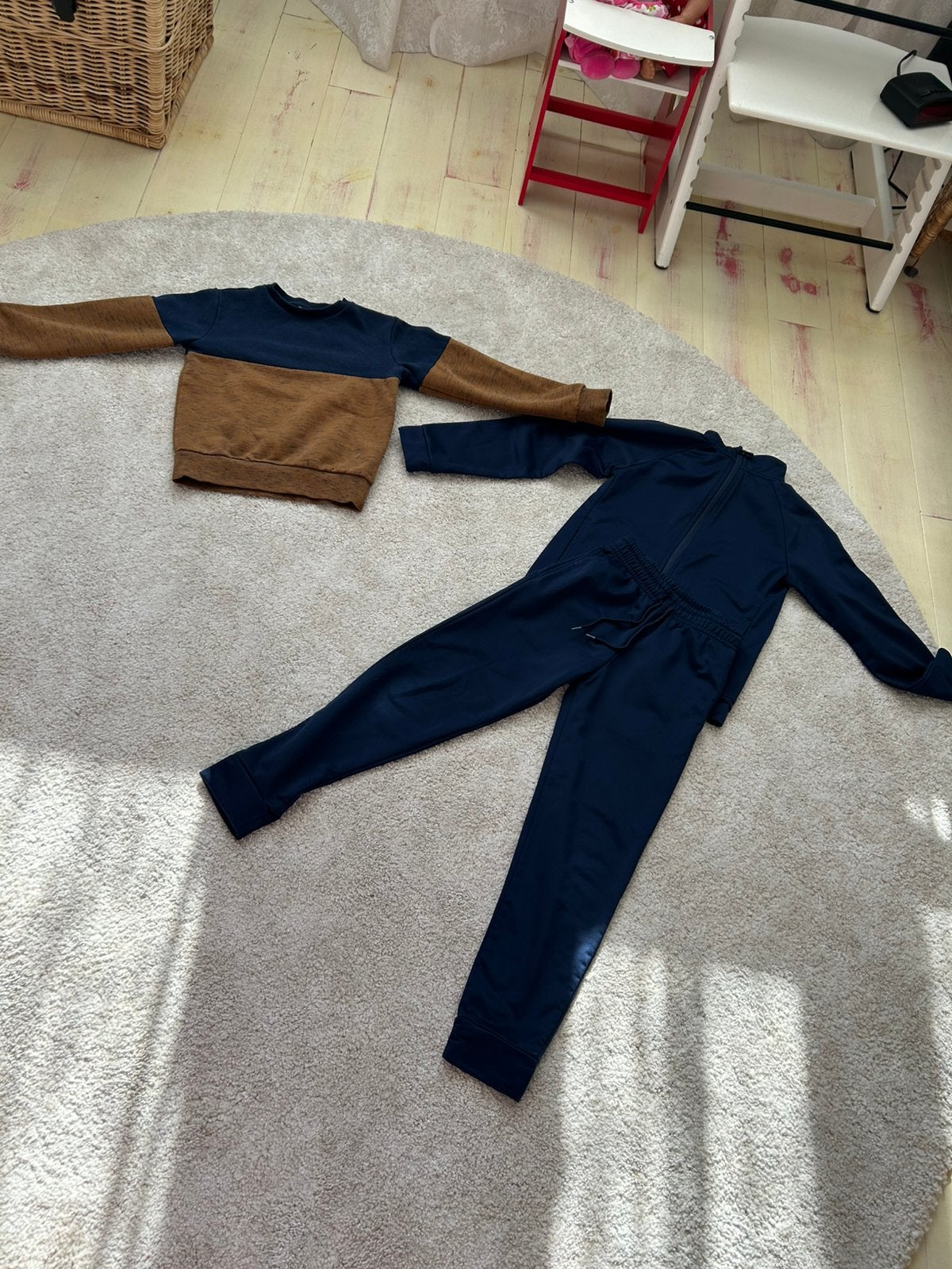 Kinderkleding maat 122 - 128 jongen trainingspak en sweater, Ophalen of Verzenden, Zo goed als nieuw, Jongen, Trui of Vest