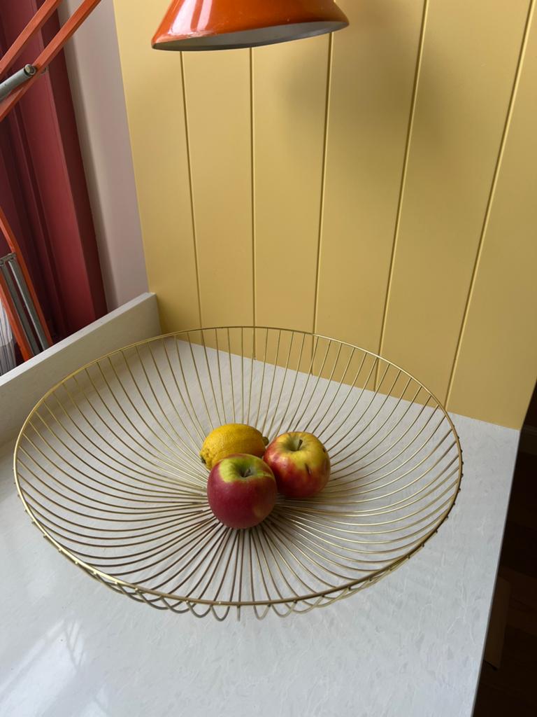 Grote draadmand gouden fruitschaal 45cm, Huis en Inrichting, Overige materialen, Gebruikt, Schaal, Rond