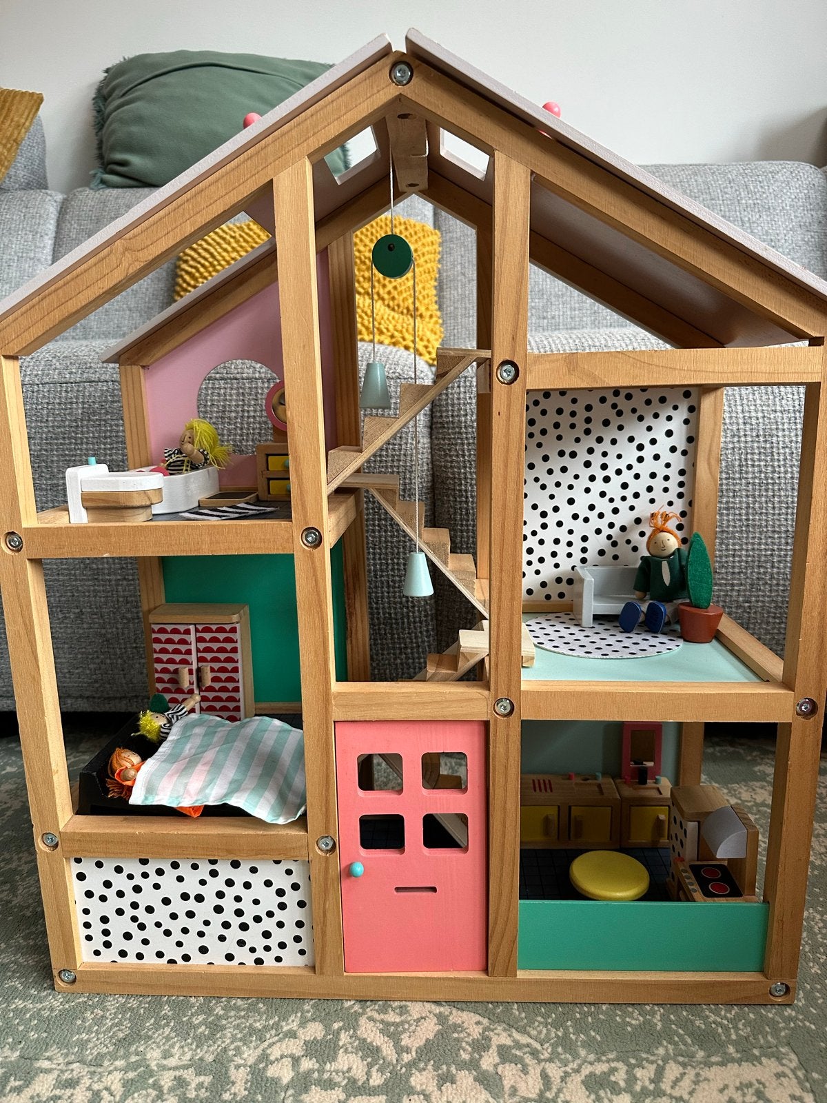 Houten Poppenhuis met Meubels - Zo goed als nieuw, Kinderen en Baby's, Ophalen, Gebruikt, Poppenhuis