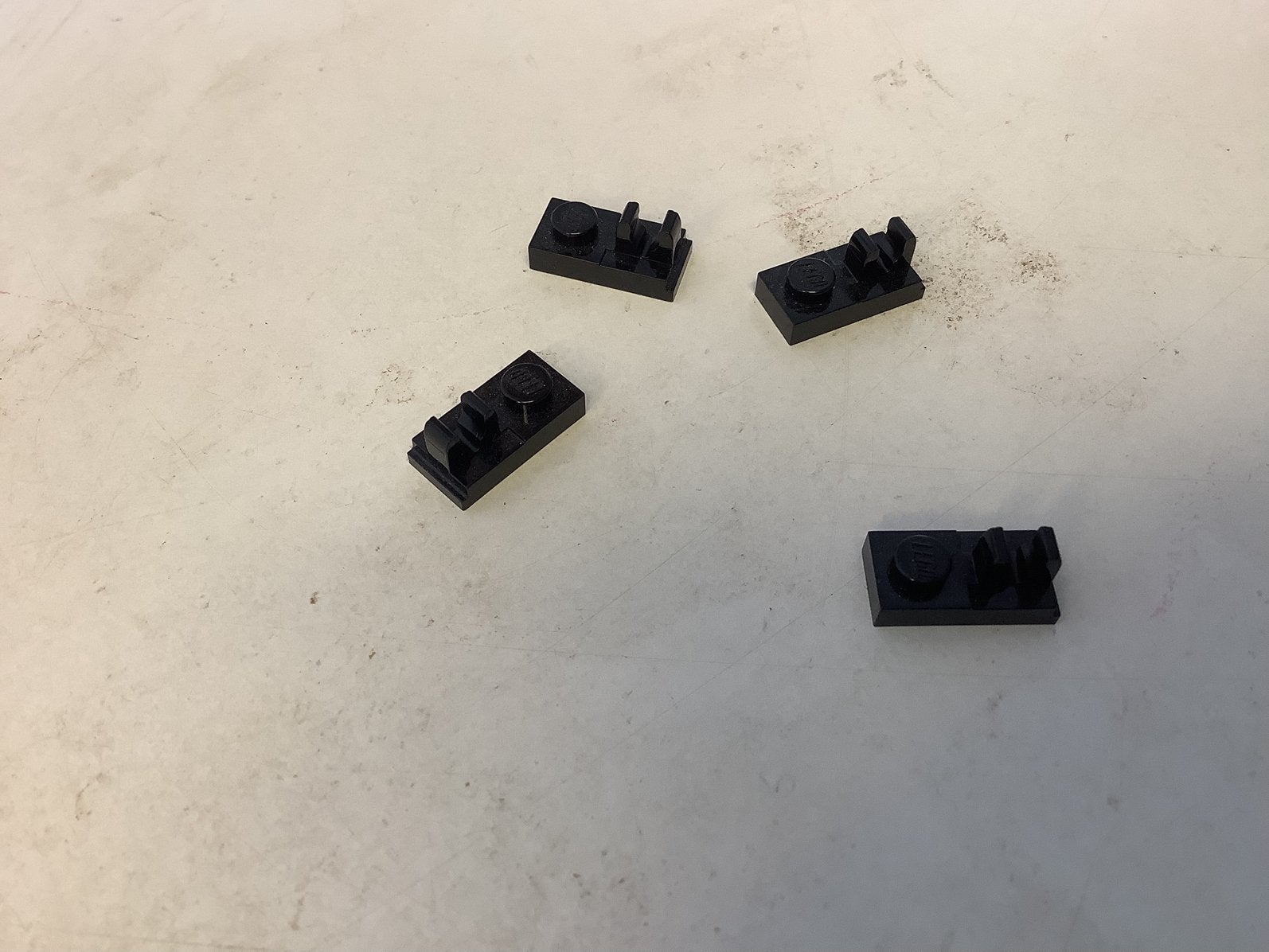 Lego plaat aangepast 1x2 met clip aan bovenkant zwart, Ophalen of Verzenden, Gebruikt, Losse stenen, Lego