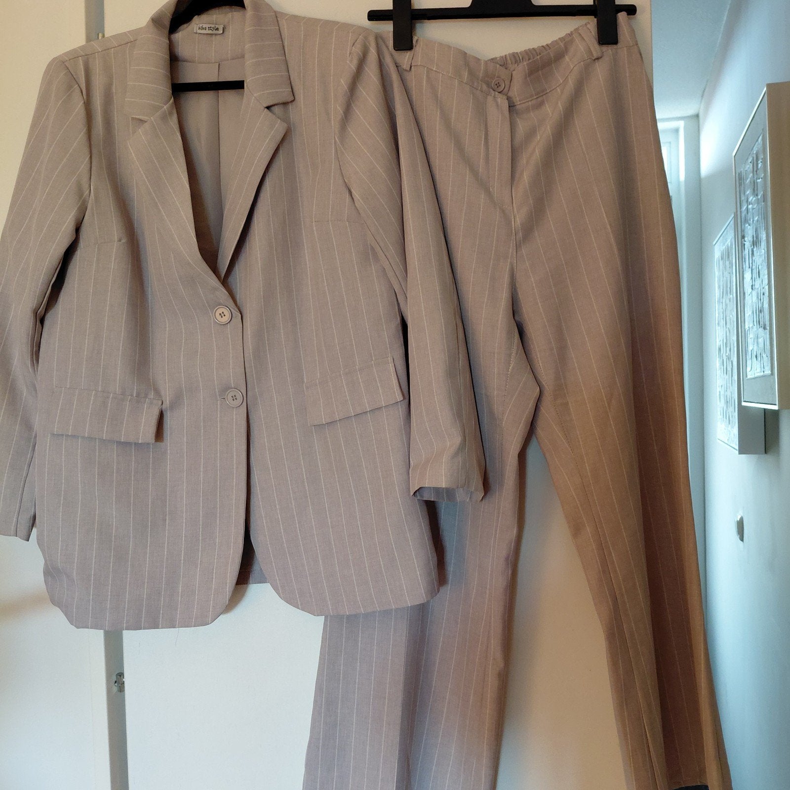Grijs broekpak met lichte streep.Zomer pak, Ophalen of Verzenden, Zo goed als nieuw, Maat 46/48 (XL) of groter, Grijs