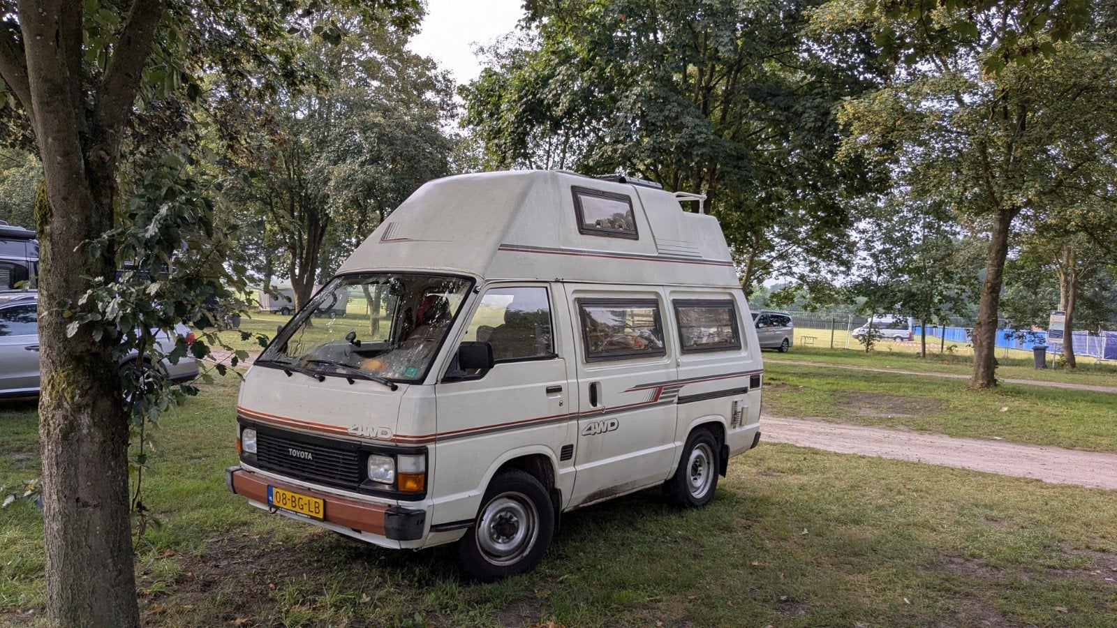 toyota hiace camper 4 wd,zonnepaneel, jan. 27 belastingvrijv, Caravans en Kamperen, Campers, Overige merken, Buscamper of Camperbus