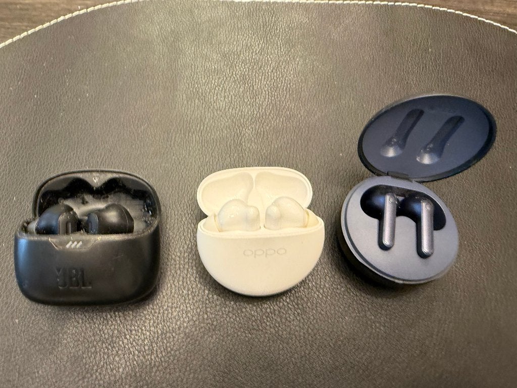 3pcs wireless earbuds - JBL, Oppo, LG, Gebruikt, Ophalen of Verzenden, JBL, In oorschelp (earbud)