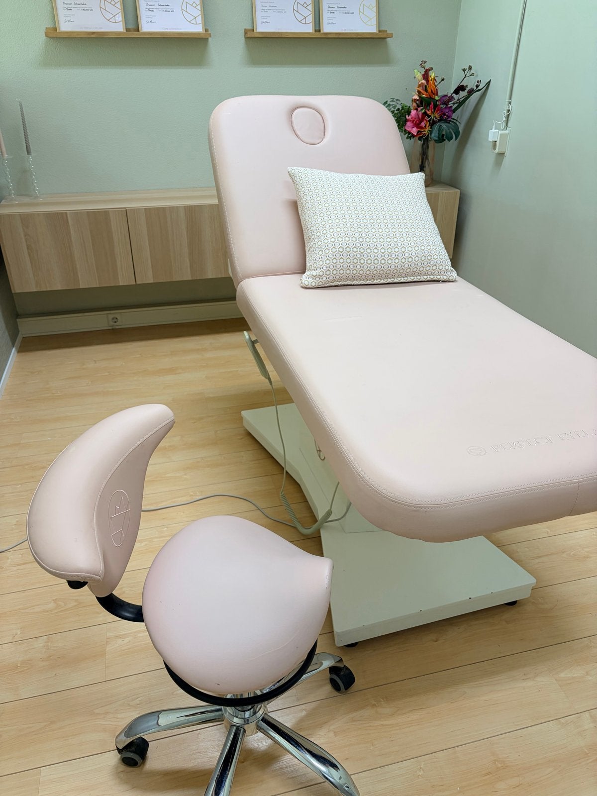 Perfect eyelash behandelstoel en tabouret, Ophalen, Zo goed als nieuw, Gehele gezicht