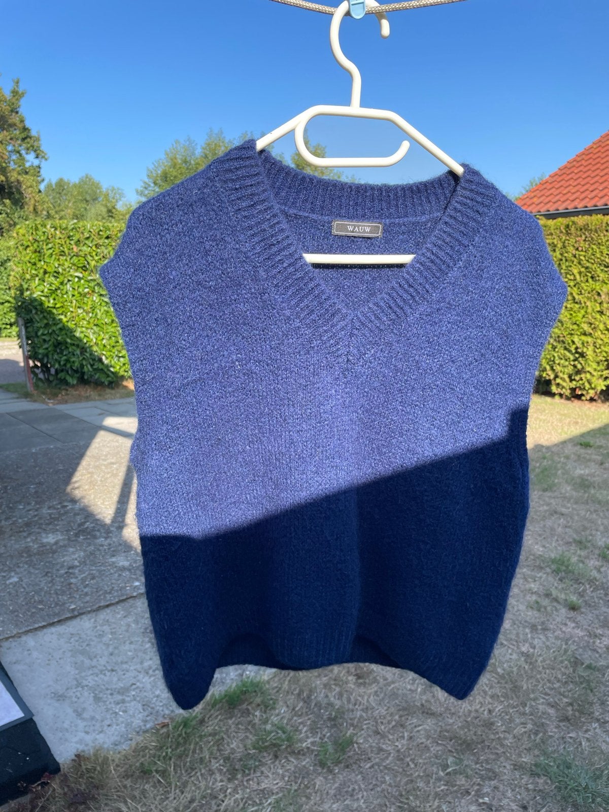 WAUW Blauwe wollen gebreide mouwloze trui met V-hals, Ophalen of Verzenden, Zo goed als nieuw, Maat 38/40 (M), Blauw
