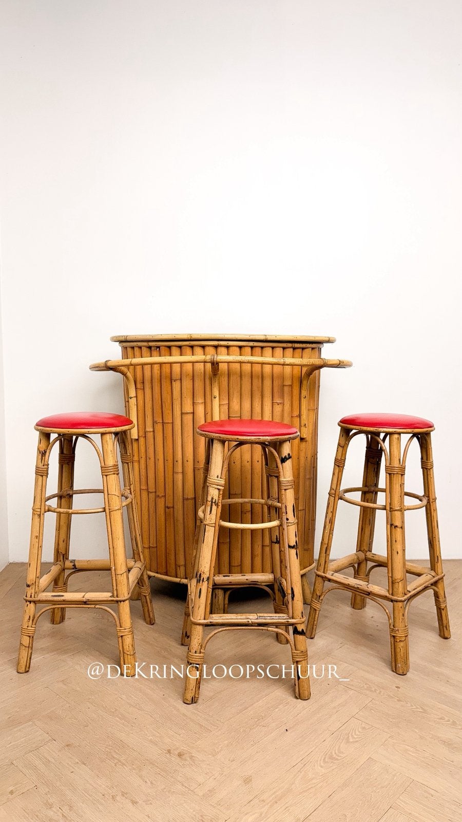 3x vintage rode barkrukken van bamboe rotan, Huis en Inrichting, Ophalen of Verzenden, Zo goed als nieuw