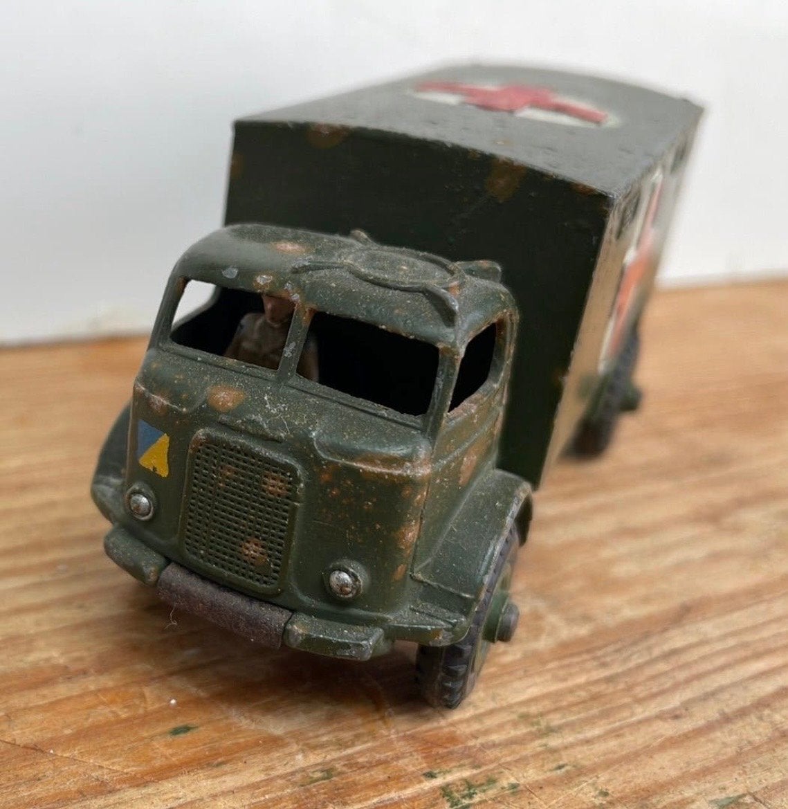 Vintage Dinky Toys Militaire Ambulance 626, Ophalen of Verzenden