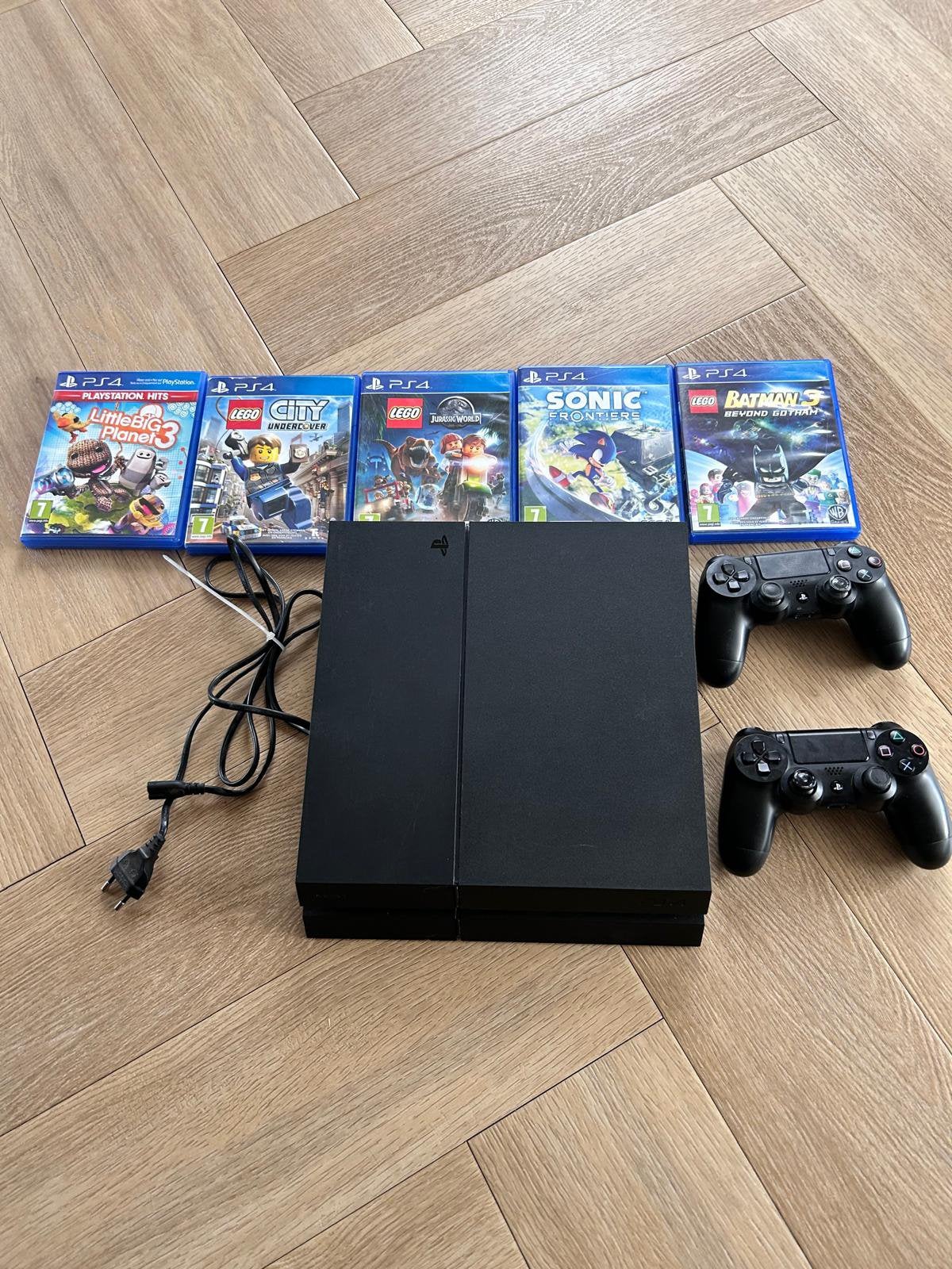 Playstation 4 inclusief 2 controllers en 5 spellen