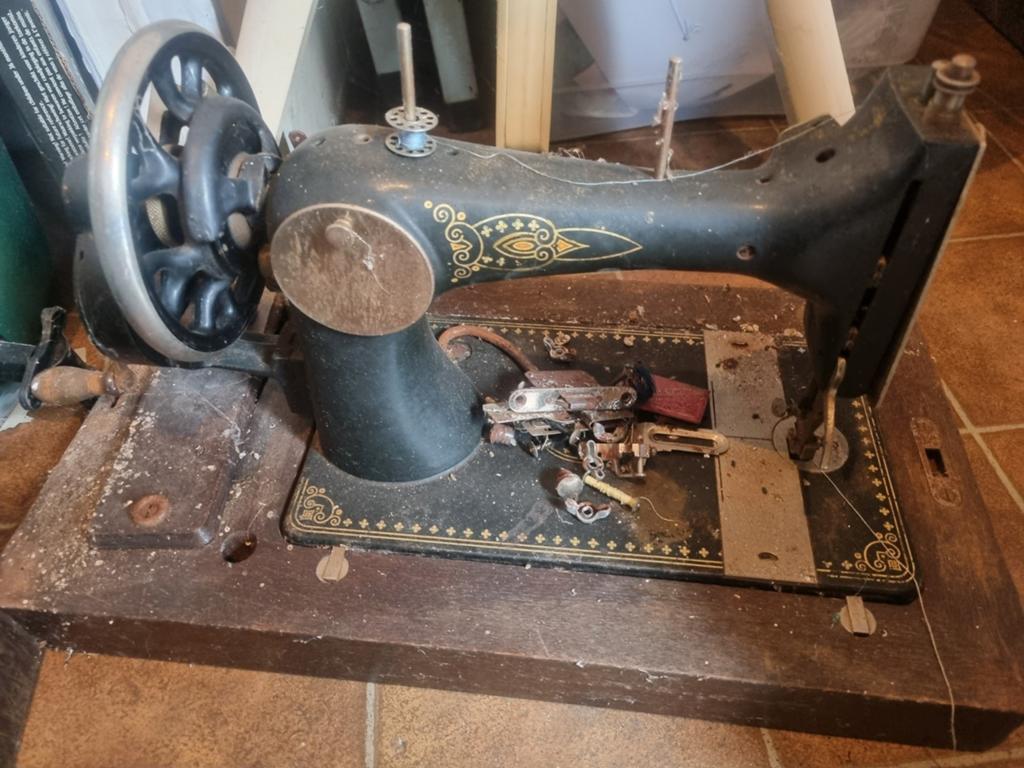Antieke naaimachine, Antiek en Kunst, Antiek | Naaimachines, Ophalen