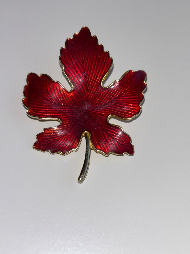 vintage maple leaf broche – goudkleurig met rood emaille, Overige materialen, 4 tot 7 cm, Ophalen of Verzenden, Zo goed als nieuw