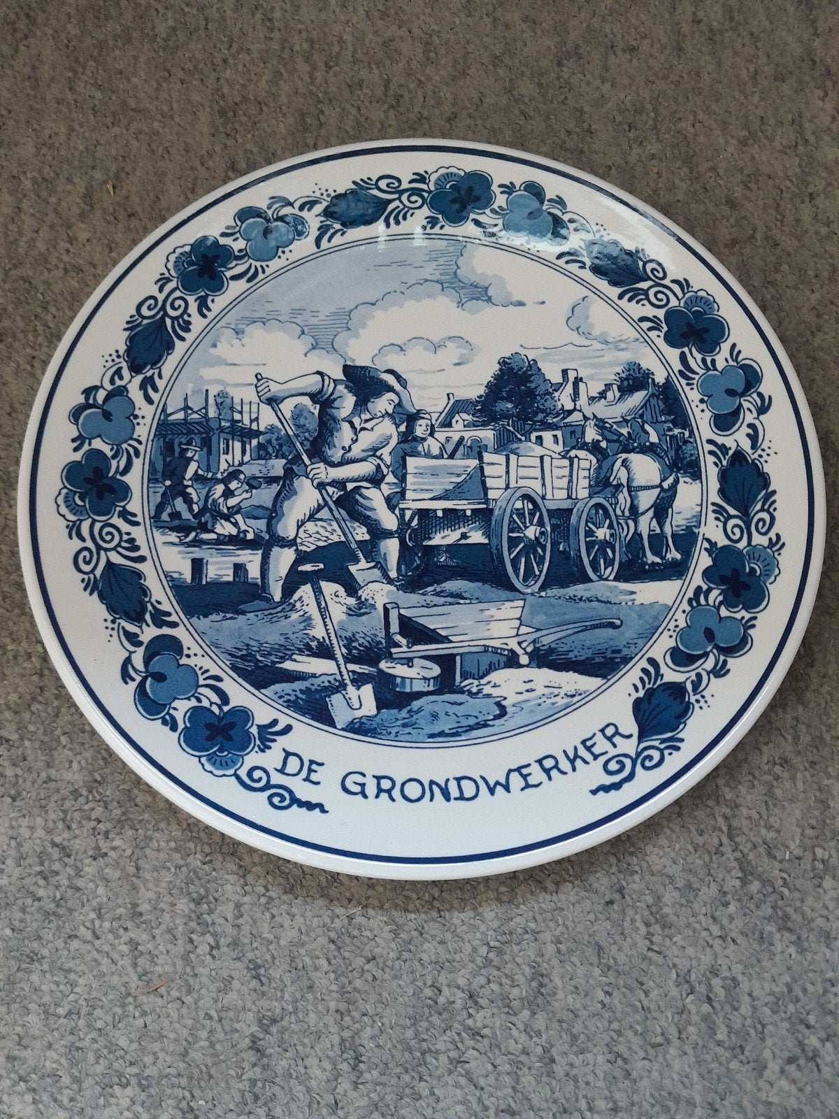 Delfts Blauw wandbord "De Grondwerker" Royal Goedewaagen, Antiek en Kunst, Antiek | Wandborden en Tegels, Ophalen of Verzenden