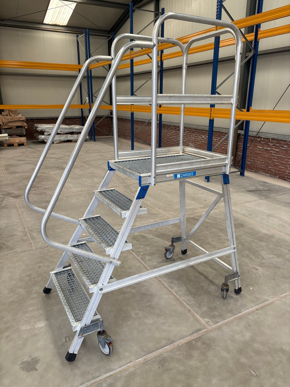 Zarges Verrijdbare Werkplatform Trap - Zo goed als nieuw, Doe-het-zelf en Verbouw, Ladders en Trappen, Ophalen, Zo goed als nieuw