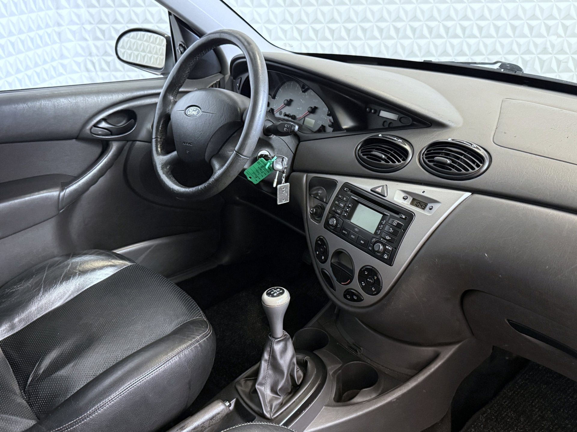 Ford Focus 1.6-16V Futura Airco CLIMA Leder / 184.000km (200, 1596 cc, Gebruikt, Zwart, 4 cilinders